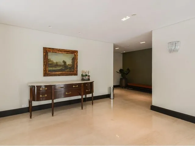 Imagem 12: Apartamento de Alto Padrão no Condomínio. Este amplo apartamento de 323 m² oferece