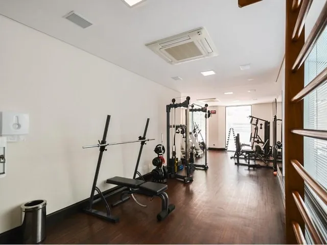 Imagem 7: Apartamento de Alto Padrão no Condomínio. Este amplo apartamento de 323 m² oferece