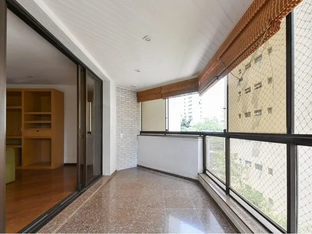 Imagem 16: Apartamento de Alto Padrão no Condomínio. Este amplo apartamento de 323 m² oferece