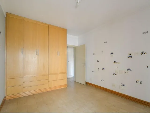Imagem 5: Apartamento de Alto Padrão no Condomínio. Este amplo apartamento de 323 m² oferece