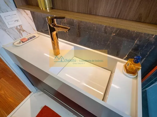 Imagem 10: O condomínio oferece instalações de lazer, incluindo uma piscina e...