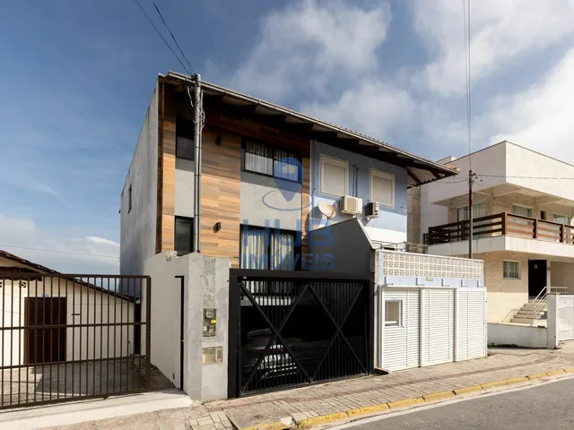 Imagem 2: Casa com 2 Dormitórios À Venda Sendo 2 Suítes, 174.8 M² por - R$ 5.650.000,00 - Morrinhos - Bombinhas/Sc