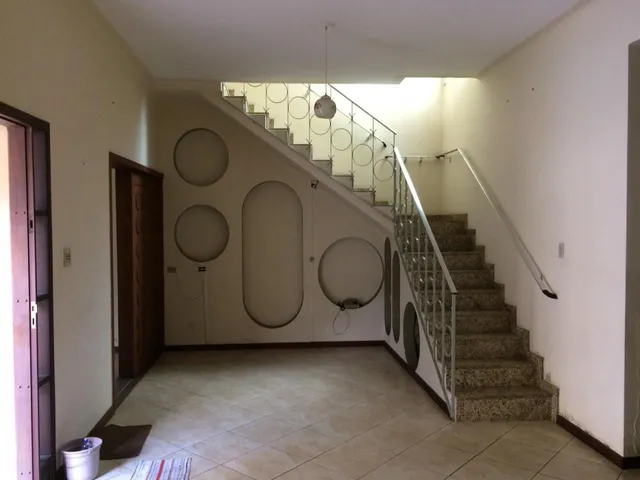 Imagem: A casa possui 6 Dormitórios, 2 Suítes, 6 Banheiros,
