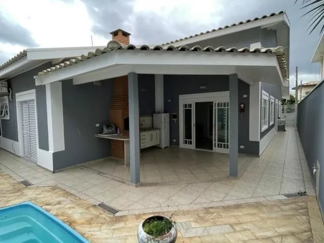Imagem: A casa possui 3 Dormitórios, 2 Suítes, 4 Vagas na