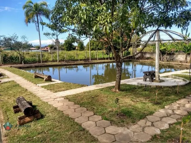 Imagem: A chácara possui 4 Dormitórios, 4 Suítes, 2.500m² de