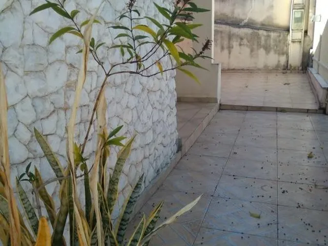 Imagem: A casa possui 4 Dormitórios, 2 Banheiros, 5 Vagas na
