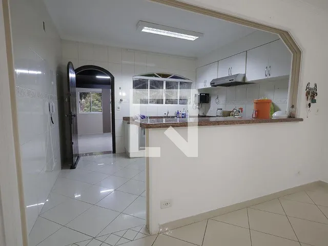 Imagem 16: Localizada em Santo André, esta espaçosa casa oferece um ambiente acolhedor e prático