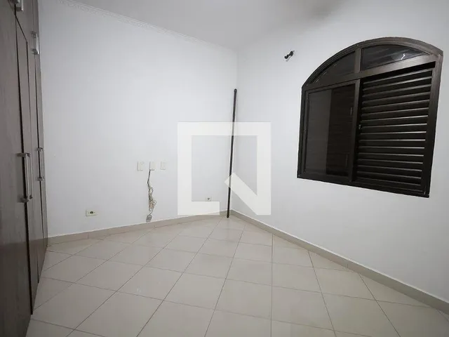 Imagem 11: Localizada em Santo André, esta espaçosa casa oferece um ambiente acolhedor e prático