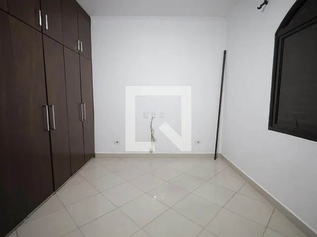 Imagem 15: Localizada em Santo André, esta espaçosa casa oferece um ambiente acolhedor e prático