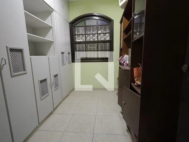 Imagem 14: Localizada em Santo André, esta espaçosa casa oferece um ambiente acolhedor e prático
