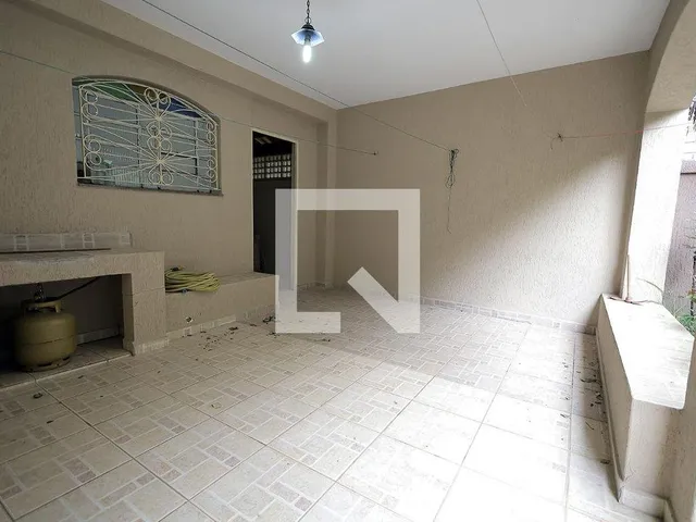 Imagem 3: Localizada em Santo André, esta espaçosa casa oferece um ambiente acolhedor e prático