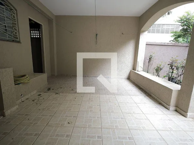 Imagem 4: Localizada em Santo André, esta espaçosa casa oferece um ambiente acolhedor e prático