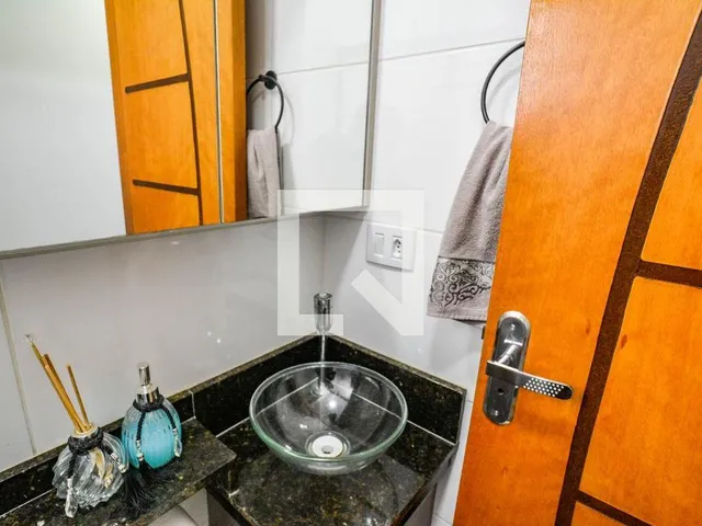 Imagem 12: Localizado no charmoso bairro da Vila Alice, este apartamento oferece uma combinação