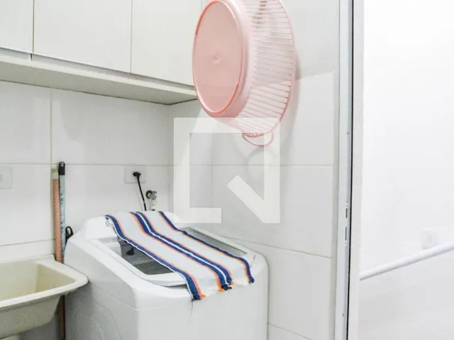 Imagem 13: Localizado no charmoso bairro da Vila Alice, este apartamento oferece uma combinação
