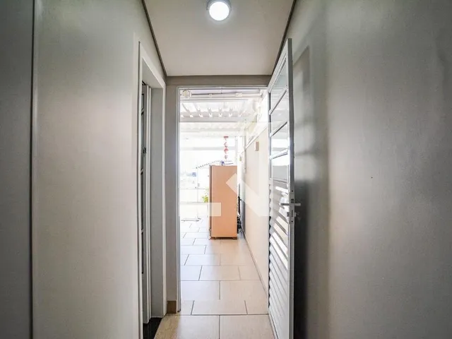 Imagem 10: Localizado no charmoso bairro da Vila Alice, este apartamento oferece uma combinação