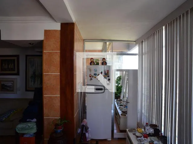 Imagem 11: Localizado na vibrante Barra da Tijuca, no Rio de Janeiro, este apartamento oferece uma