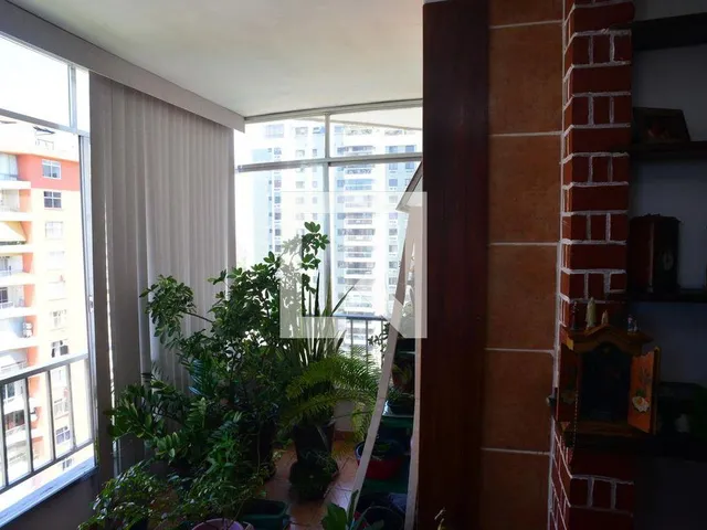 Imagem 16: Localizado na vibrante Barra da Tijuca, no Rio de Janeiro, este apartamento oferece uma