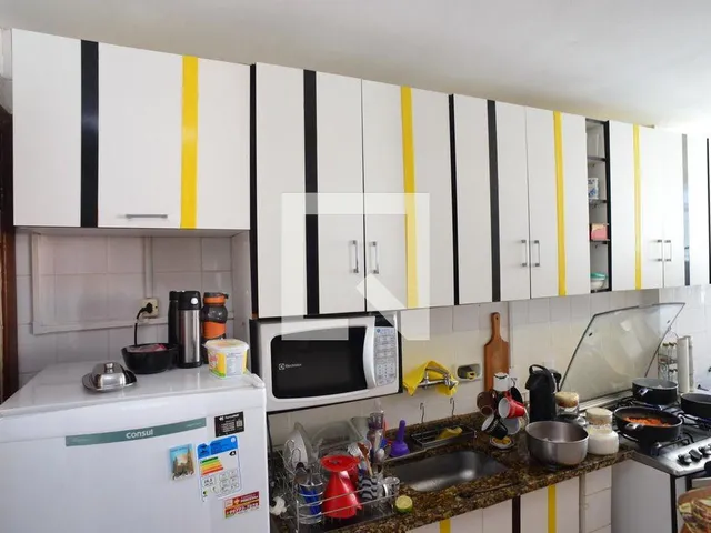Imagem 3: Localizado na vibrante Barra da Tijuca, no Rio de Janeiro, este apartamento oferece uma