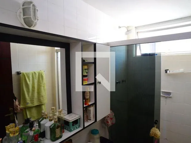 Imagem 13: Localizado na vibrante Barra da Tijuca, no Rio de Janeiro, este apartamento oferece uma