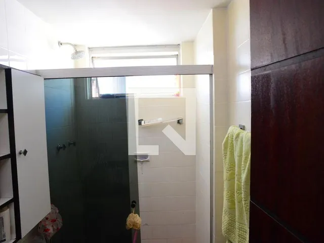 Imagem 14: Localizado na vibrante Barra da Tijuca, no Rio de Janeiro, este apartamento oferece uma