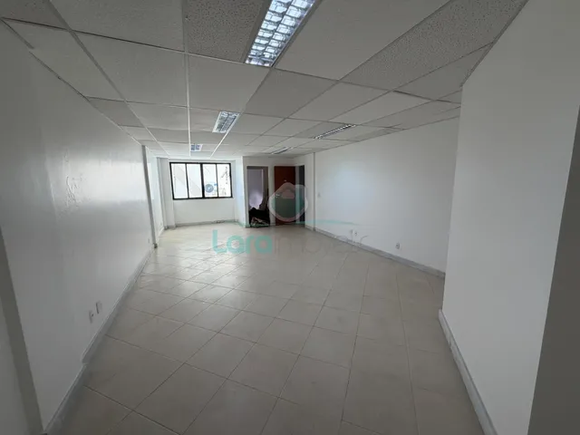 Imagem: A sala comercial possui 1 Vaga na garagem, 23m² de Área