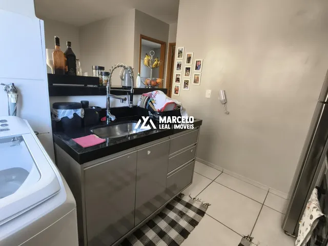 Imagem 6: VENDO apto de 3º andar com excelentes armários planejados na cozinha no Condomín