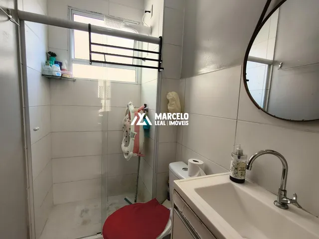Imagem 2: VENDO apto de 3º andar com excelentes armários planejados na cozinha no Condomín