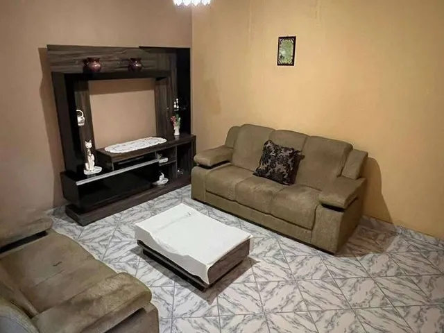 Imagem: A casa possui 3 Dormitórios, 2 Banheiros, 2 Vagas na