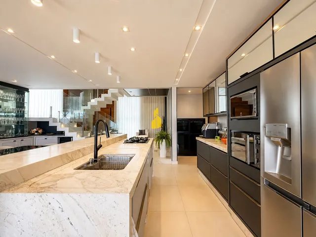Imagem 2: Casa de Alto Padrão com 4 Suítes, Piscina de Borda Infinita e Mobiliada no Bairro dos Estados