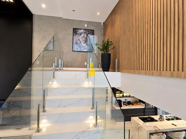 Imagem 7: Casa de Alto Padrão com 4 Suítes, Piscina de Borda Infinita e Mobiliada no Bairro dos Estados