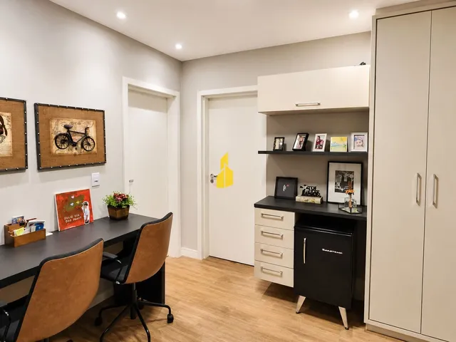 Imagem 11: Casa de Alto Padrão com 4 Suítes, Piscina de Borda Infinita e Mobiliada no Bairro dos Estados
