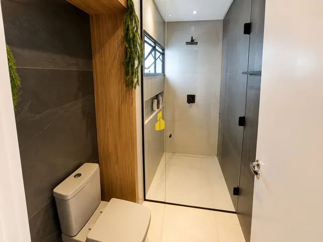 Imagem 13: Casa de Alto Padrão com 4 Suítes, Piscina de Borda Infinita e Mobiliada no Bairro dos Estados