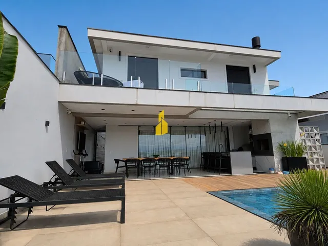Imagem 3: Casa de Alto Padrão com 4 Suítes, Piscina de Borda Infinita e Mobiliada no Bairro dos Estados