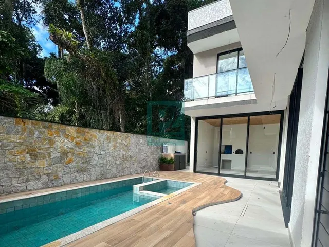 Imagem: A casa possui 5 Dormitórios, 2 Suítes, 3 Banheiros, 3