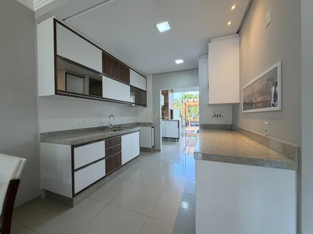 Imagem 2: Casa térrea com 2 dormitórios, sendo 1 suíte, piscina privativa, espaço gourmet e