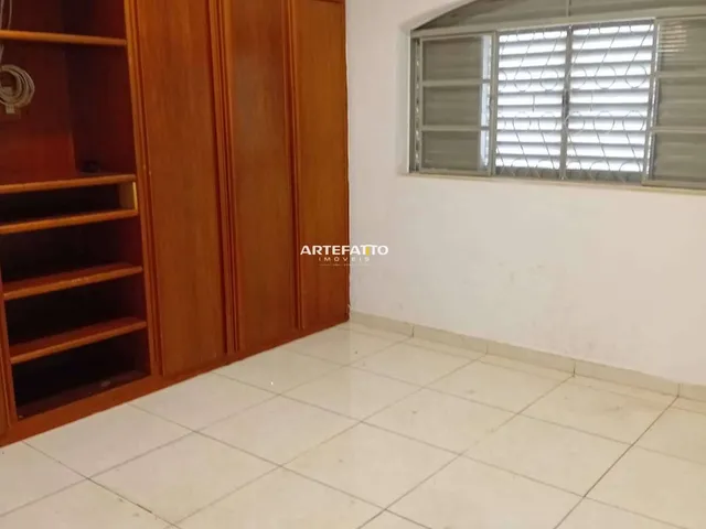 Imagem: A loja possui 4 Dormitórios, 2 Banheiros, 4 Vagas na