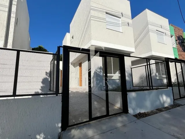 Imagem: A casa possui 2 Dormitórios, 1 Suíte, 1 Banheiro, 2 Vagas
