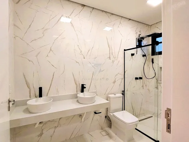 Imagem 10: Sofisticação e Conforto: Sobrado no Residencial Lago Azul
