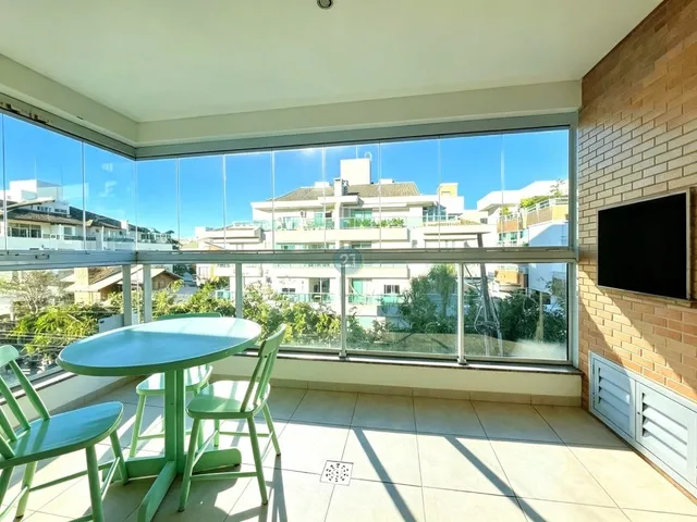 Imagem 2: Alugo apartamento 03 quartos, ampla varanda, 02 garagens, à 300m da Praia do Campeche em