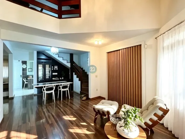 Imagem 4: Alugo casa com 5 quartos, lareira, amplo quintal com piscina, com 531m² totais no bairro