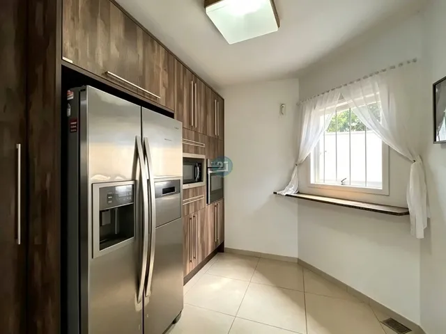 Imagem 8: Alugo casa com 5 quartos, lareira, amplo quintal com piscina, com 531m² totais no bairro