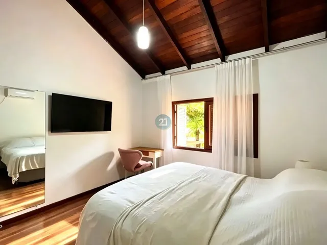 Imagem 2: Alugo casa com 5 quartos, lareira, amplo quintal com piscina, com 531m² totais no bairro