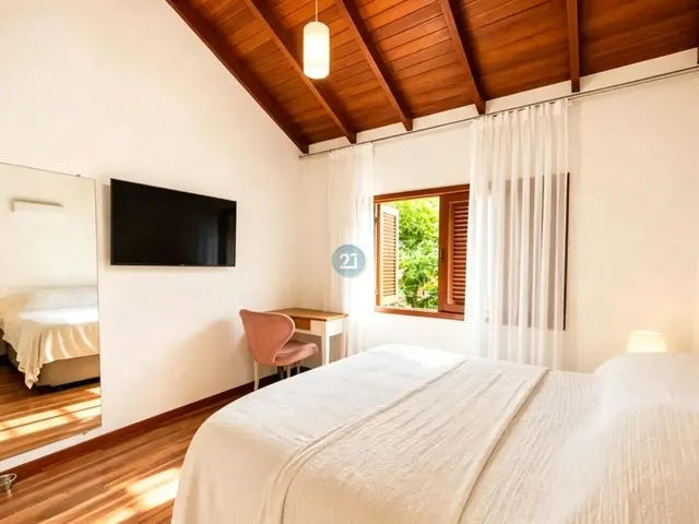 Imagem 14: Alugo casa com 5 quartos, lareira, amplo quintal com piscina, com 531m² totais no bairro