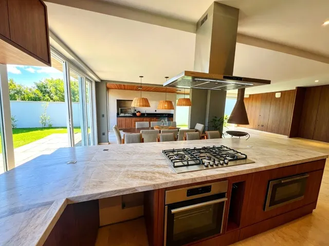 Imagem 8: Alugo casa Alto Padrão, com 4 suítes, quintal, 350m², 3 vagas em condomínio no bairro
