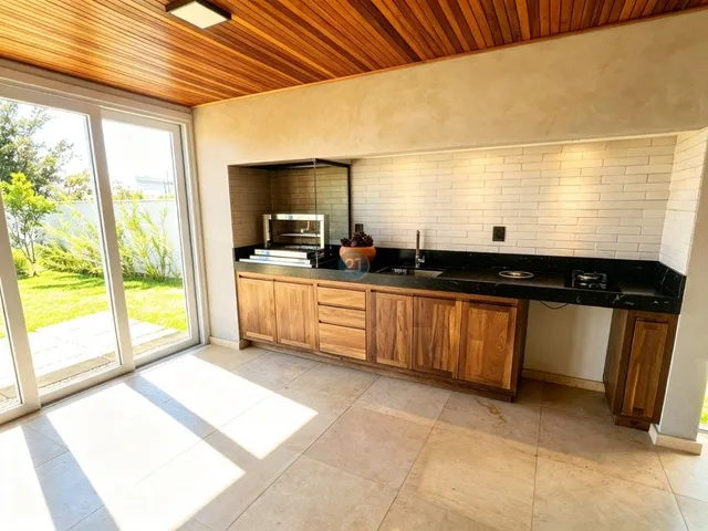 Imagem 2: Alugo casa Alto Padrão, com 4 suítes, quintal, 350m², 3 vagas em condomínio no bairro