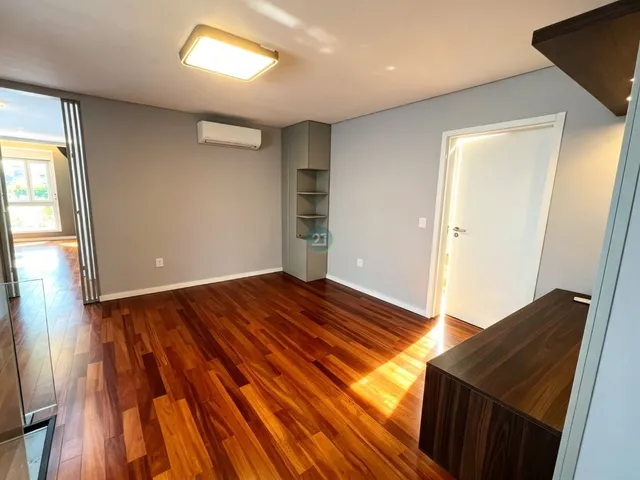 Imagem 3: Alugo casa Alto Padrão, com 4 suítes, quintal, 350m², 3 vagas em condomínio no bairro