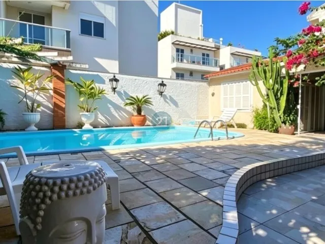 Imagem 2: Alugo excelente casa com 05 quartos, amplo quintal com piscina, mobiliada, 330 m² na