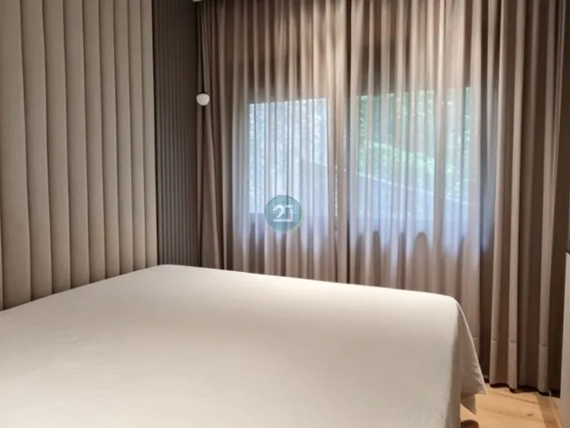 Imagem 10: Alugo apartamento mobiliado com 02 suítes, 110 m² privativo, 02 vagas de garagem, no