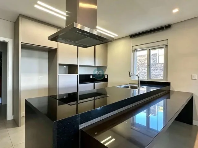 Imagem 4: Alugo Casa, com 4 suítes, 04 vagas de garagem, no Centro de Florianópolis, com varanda