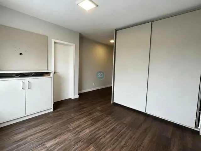Imagem 2: Alugo Casa, com 4 suítes, 04 vagas de garagem, no Centro de Florianópolis, com varanda